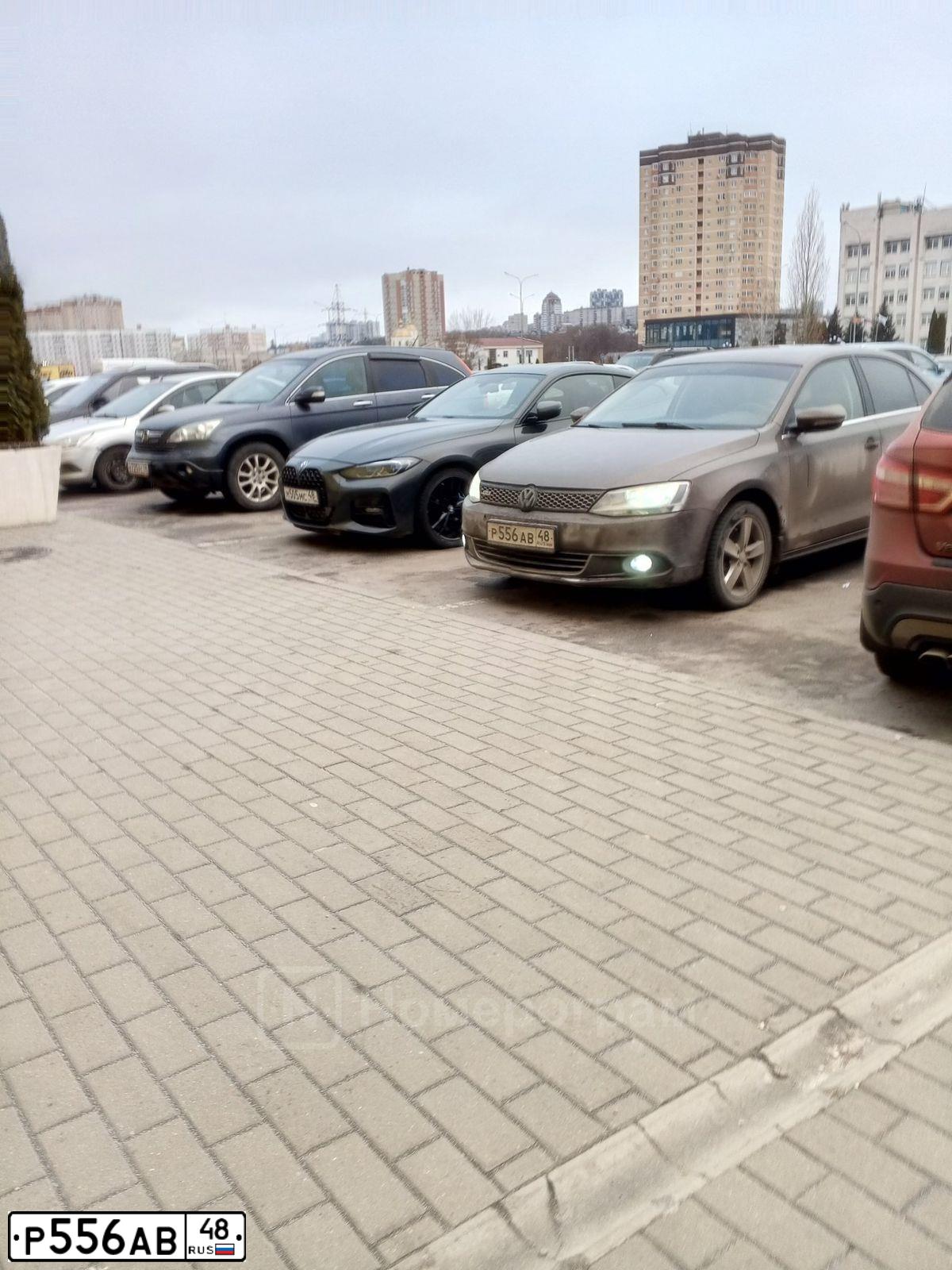 Фото автомобиля VOLKSWAGEN JETTA, 2012 — госномер Р556АВ48. Цвет: Коричневый