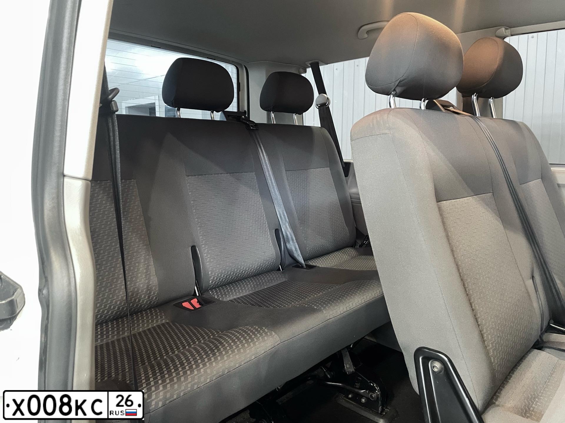 Фото автомобиля VOLKSWAGEN CARAVELLE, 2012 — госномер Х008КС26. Цвет: Белый