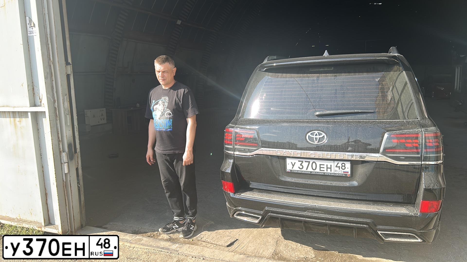 Фото автомобиля TOYOTA LANDCRUISER 200, 2010 — госномер У370ЕН48. Цвет: ЧЕРНЫЙ