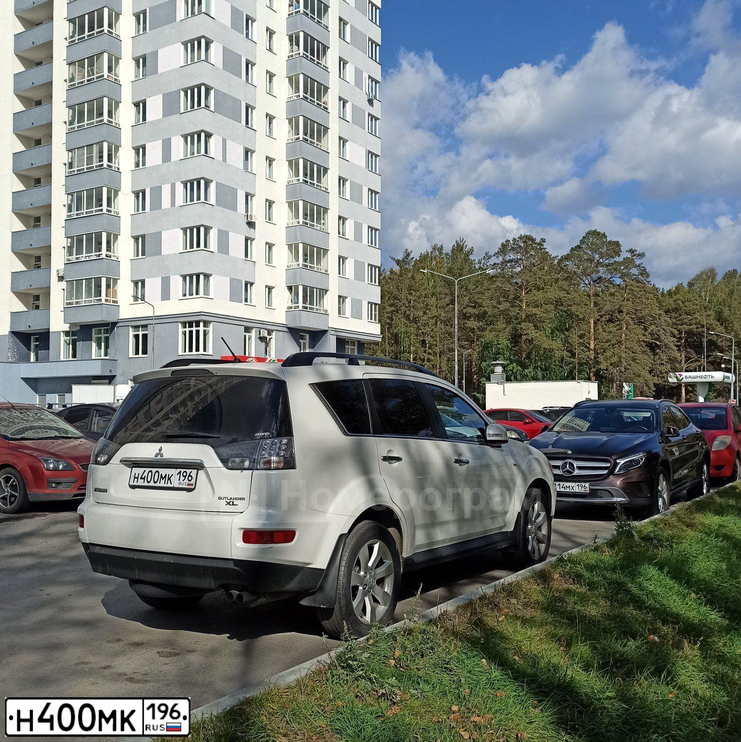 Фото автомобиля MITSUBISHI OUTLANDER, 2011 — госномер Н400МК196. Цвет: Белый