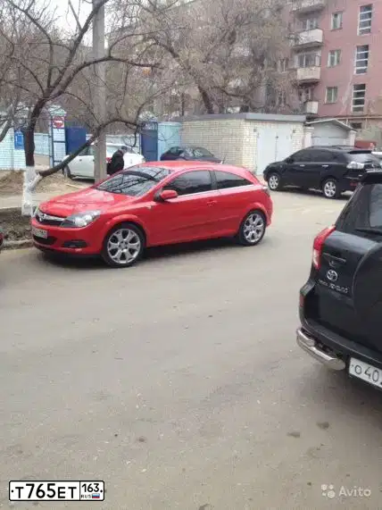 Фото автомобиля OPEL ASTRA, 2007 — госномер Е099АН164. Цвет: Красный