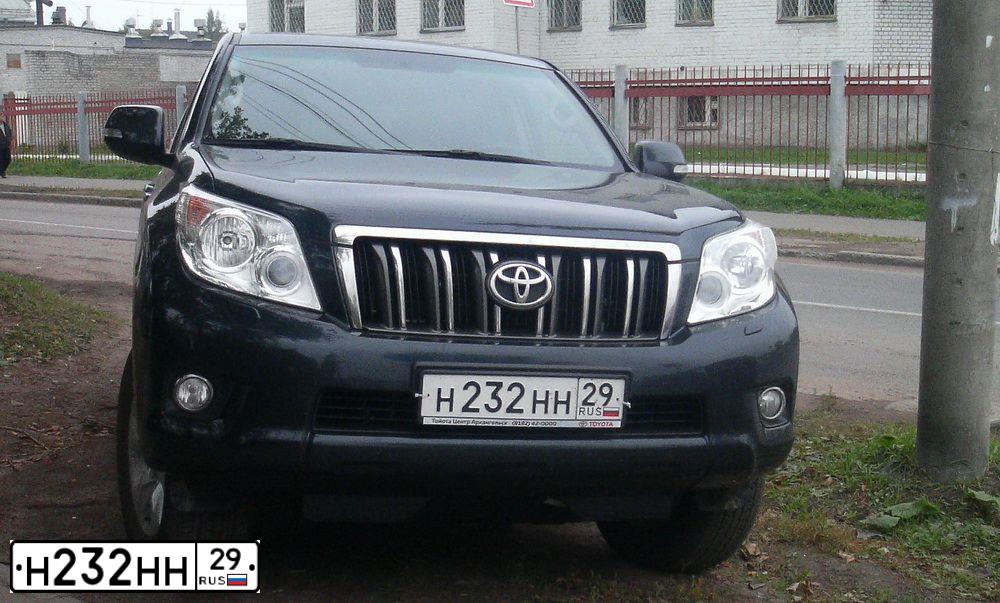 Фото автомобиля TOYOTA LANDCRUISER, 2013 — госномер Н232НН29. Цвет: ТЕМНО-СЕРЫЙ