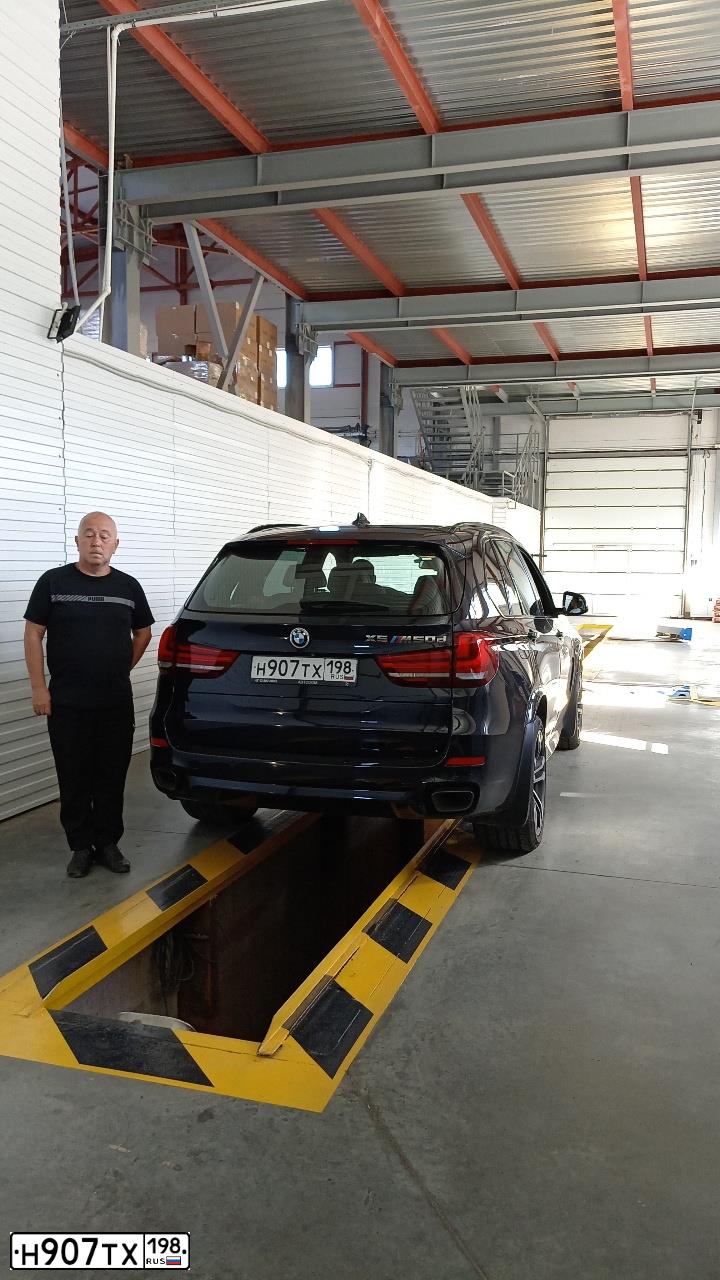 Фото автомобиля BMW X5, 2014 — госномер Х383СК178. Цвет: Темно-синий