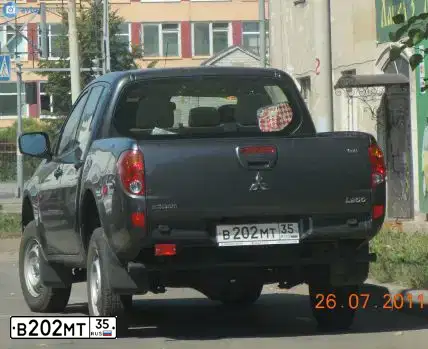 Фото автомобиля MITSUBISHI L 200, 2011 — госномер В202МТ35. Цвет: СЕРЫЙ