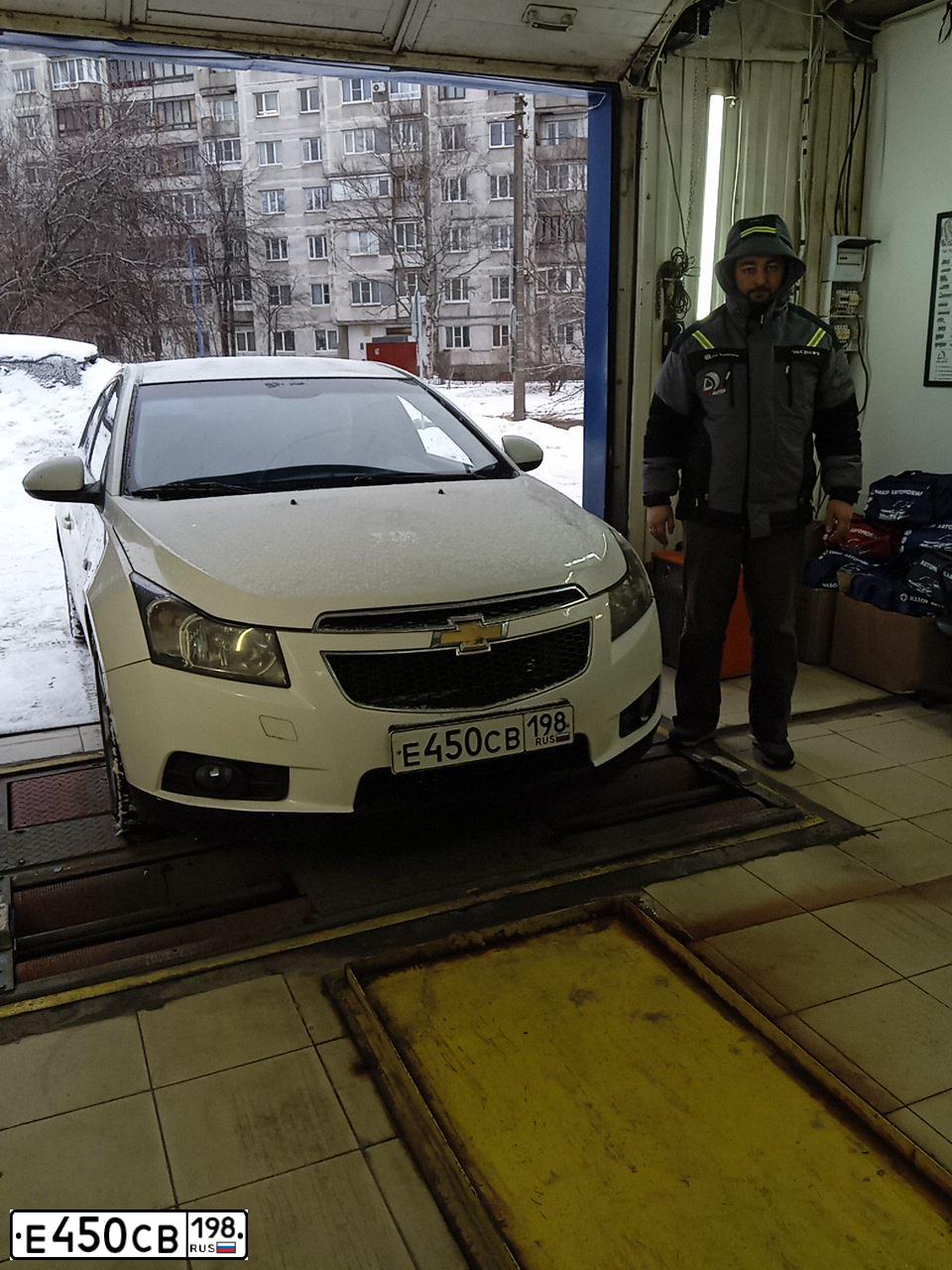 Фото автомобиля CHEVROLET CRUZE, 2012 — госномер В050СА198. Цвет: Белый