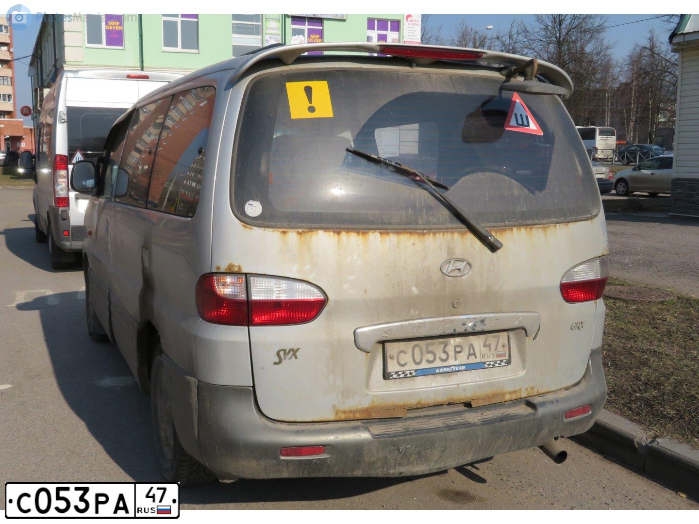 Фото автомобиля HYUNDAI H 1/H 100/STAREX, 2003 — госномер С053РА47. Цвет: Серебристый