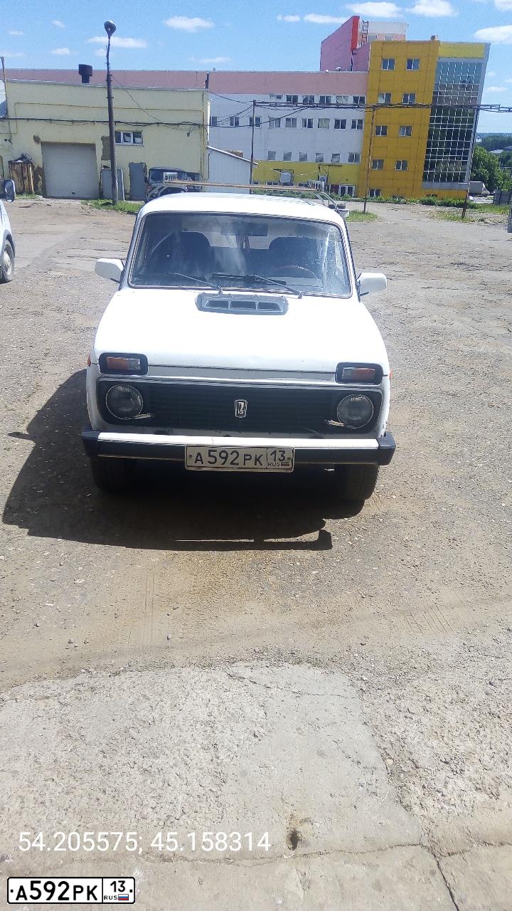 Фото автомобиля LADA 2121 NIVA, 1997 — госномер А592РК13. Цвет: БЕЛЫЙ
