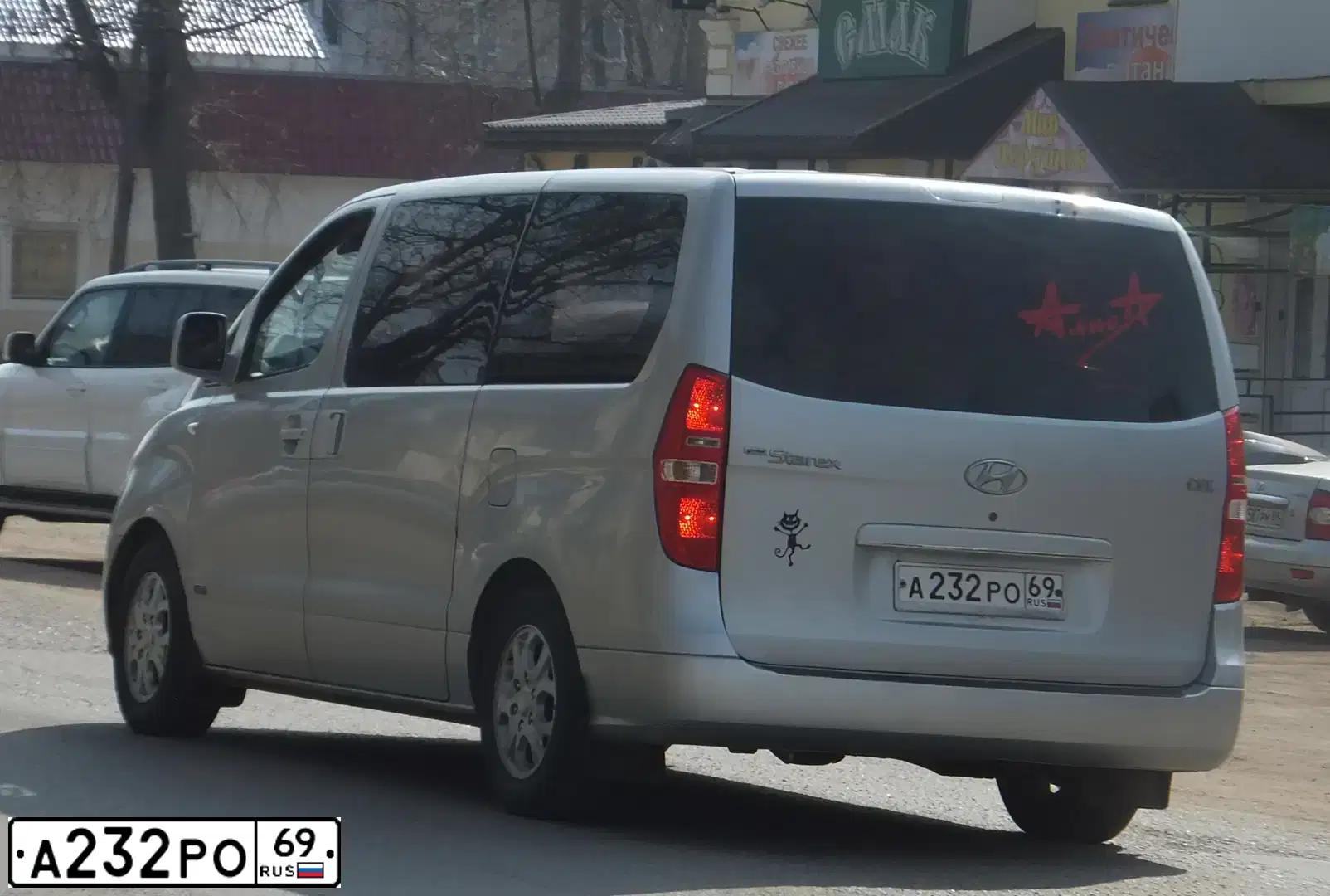 Фото автомобиля HYUNDAI GRAND STAREX, 2008 — госномер У498ВЕ178. Цвет: СЕРЫЙ