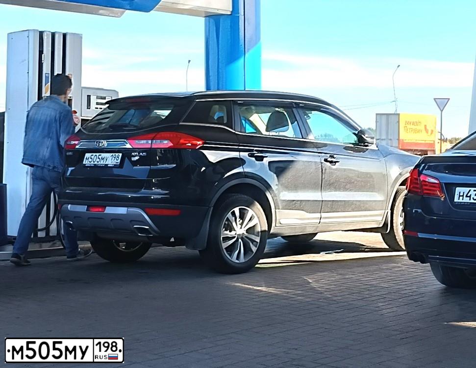 Фото автомобиля GEELY ATLAS, 2022 — госномер М505МУ198. Цвет: ЧЕРНЫЙ