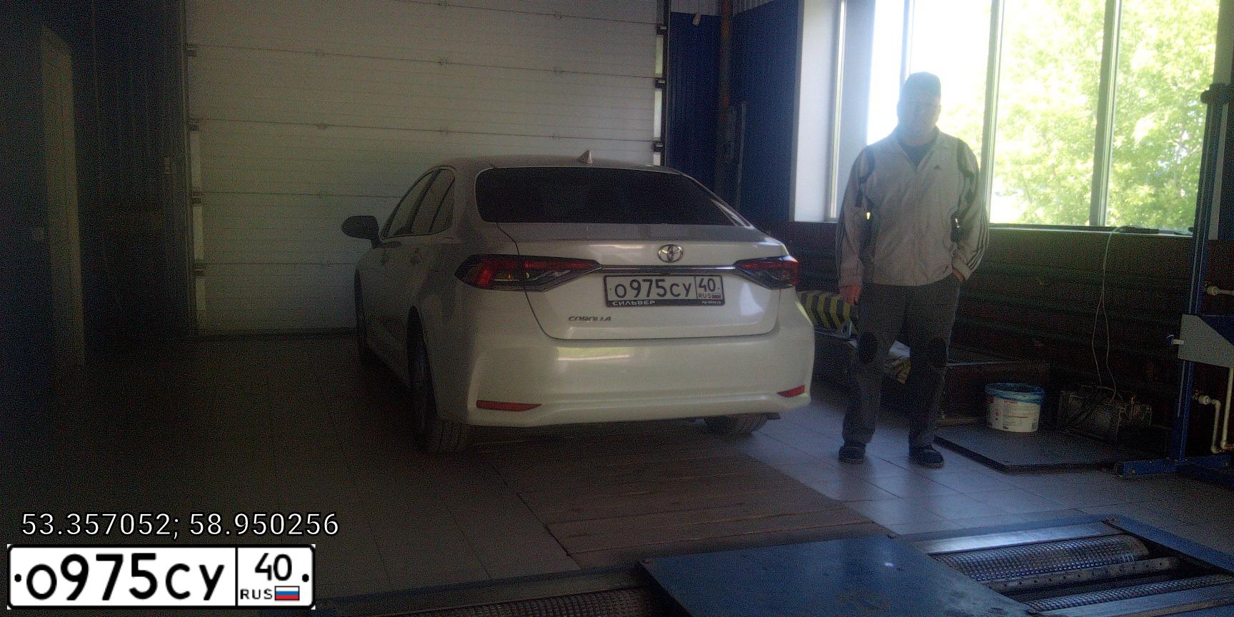 Фото автомобиля TOYOTA COROLLA, 2020 — госномер О975СУ40. Цвет: Белый