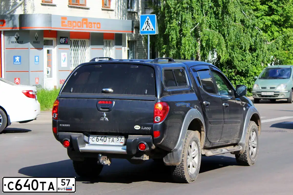 Фото автомобиля MITSUBISHI L 200, 2012 — госномер С168АК40. Цвет: СЕРЫЙ