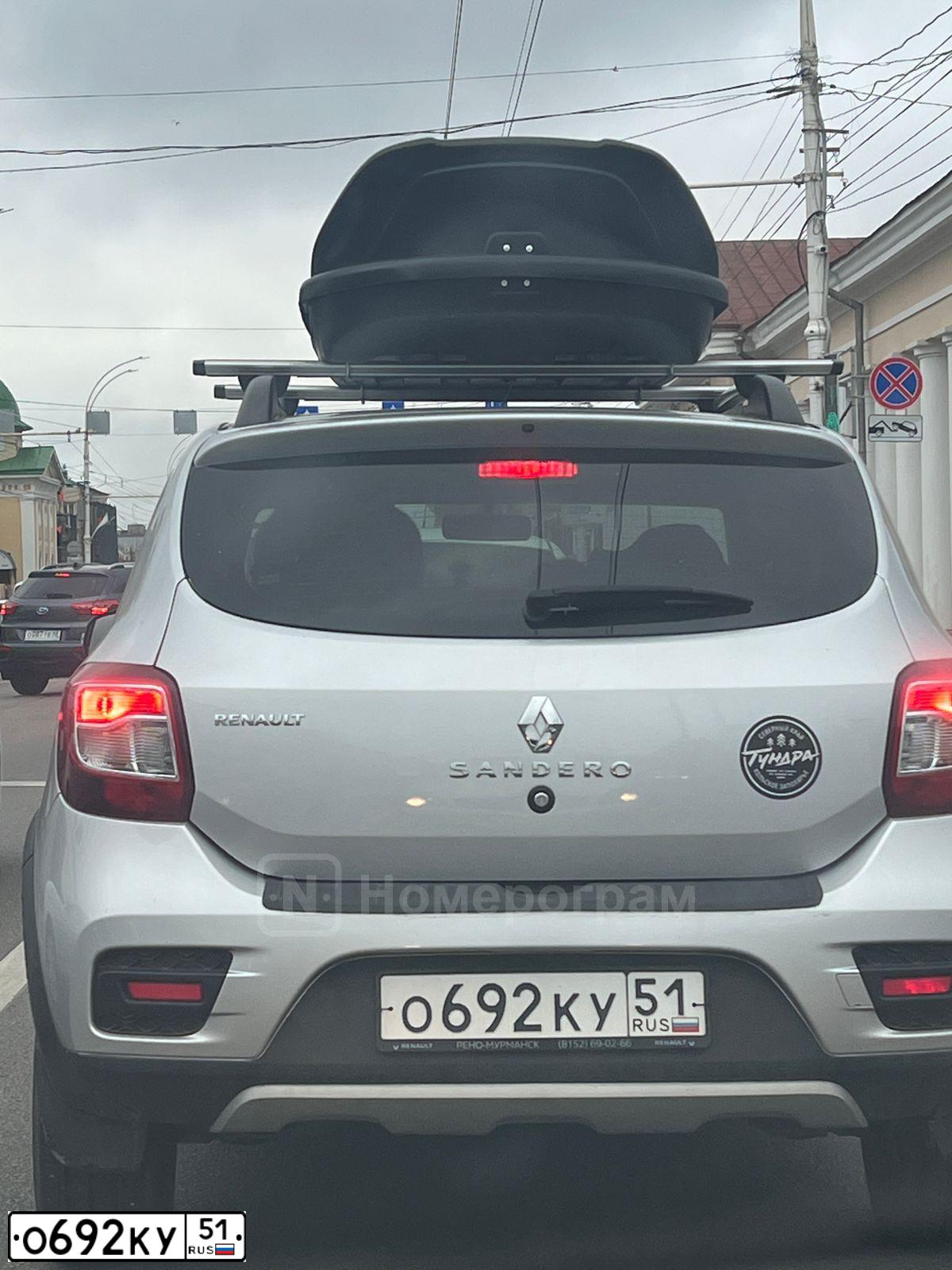 Фото автомобиля RENAULT SANDERO, 2018 — госномер О692КУ51. Цвет: СВЕТЛО-СЕРЫЙ