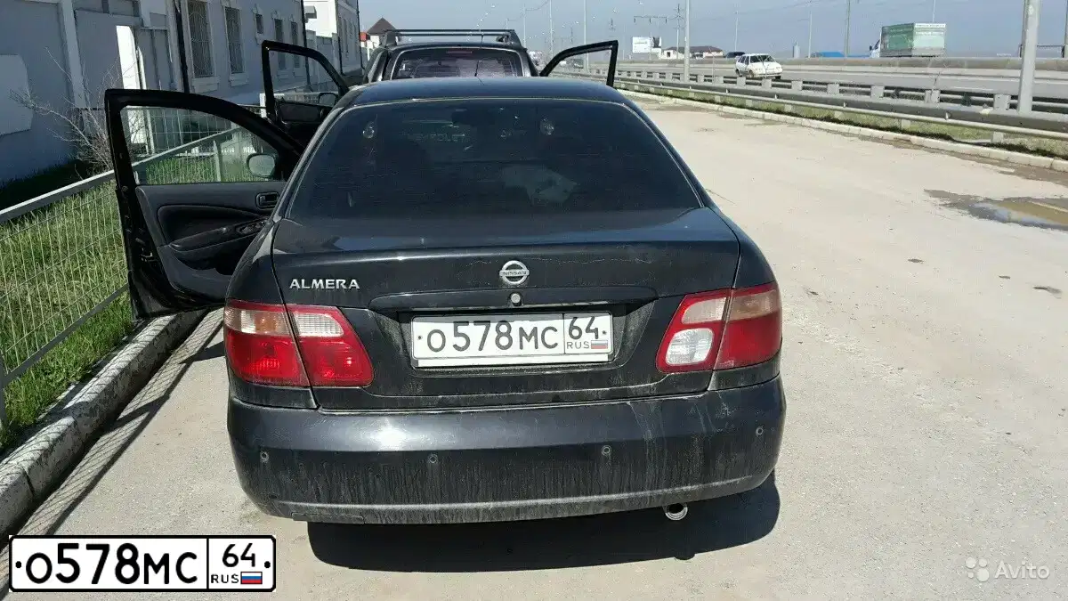 Фото автомобиля NISSAN ALMERA, 2004 — госномер О578МС64. Цвет: ЧЕРНЫЙ