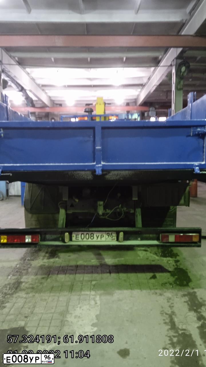 Фото автомобиля KAMAZ 53215 /6X4/, 2003 — госномер Е008УР96. Цвет: СИНИЙ