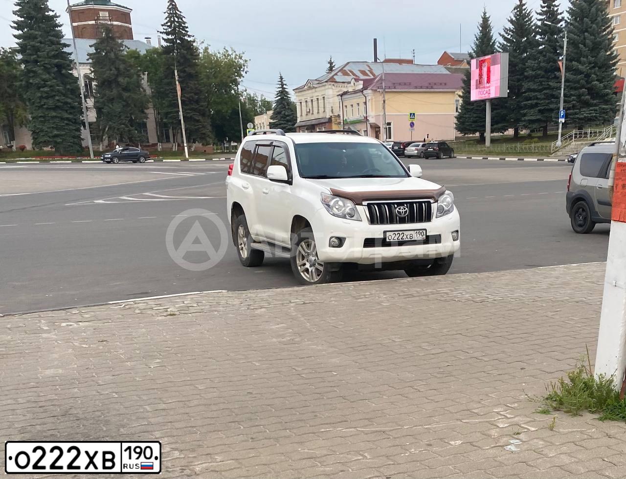 Фото автомобиля TOYOTA LANDCRUISER, 2011 — госномер О222ХВ190. Цвет: Белый