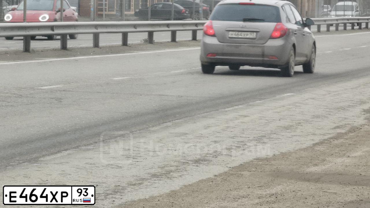 Фото автомобиля MITSUBISHI COLT, 2005 — госномер Е464ХР93. Цвет: Красный