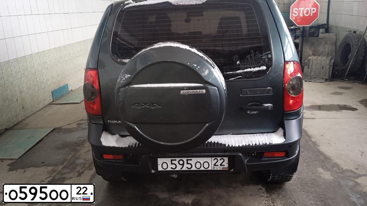 Фото автомобиля CHEVROLET NIVA, 2011 — госномер М100ХА22. Цвет: Темно серо-зеленый металлик