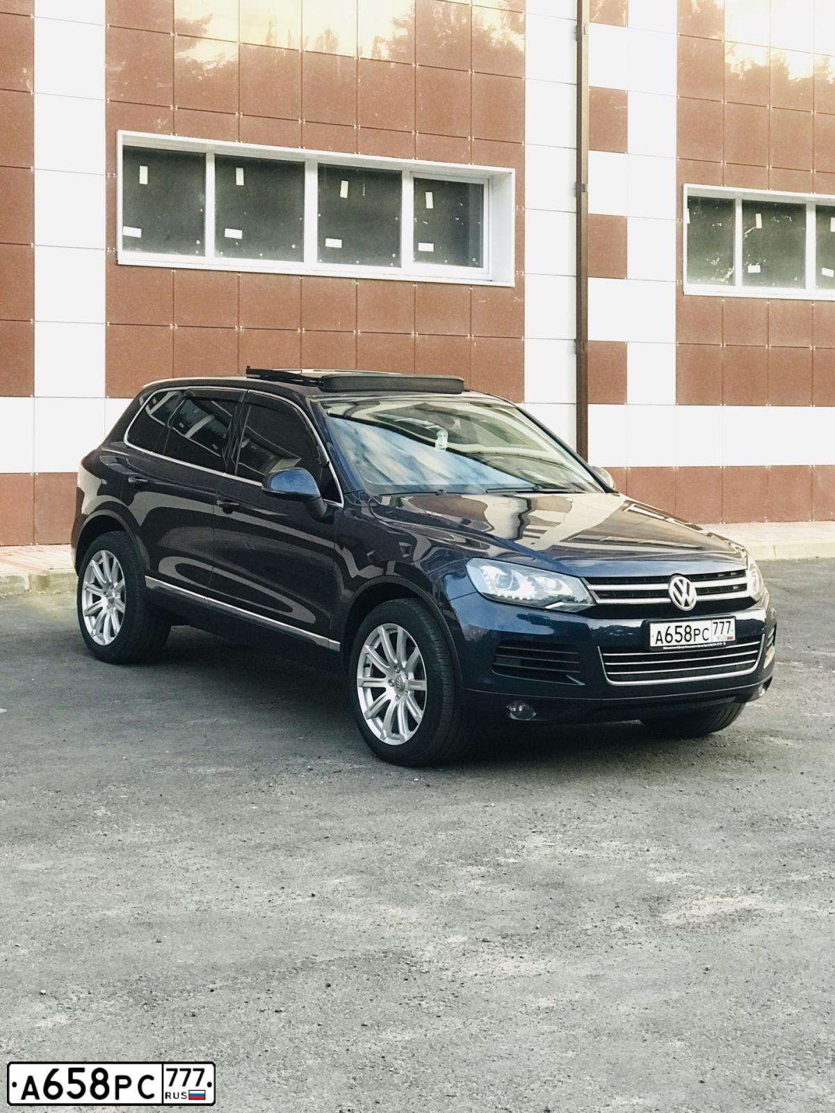 Фото автомобиля VOLKSWAGEN TOUAREG, 2011 — госномер А658РС777. Цвет: СИНИЙ