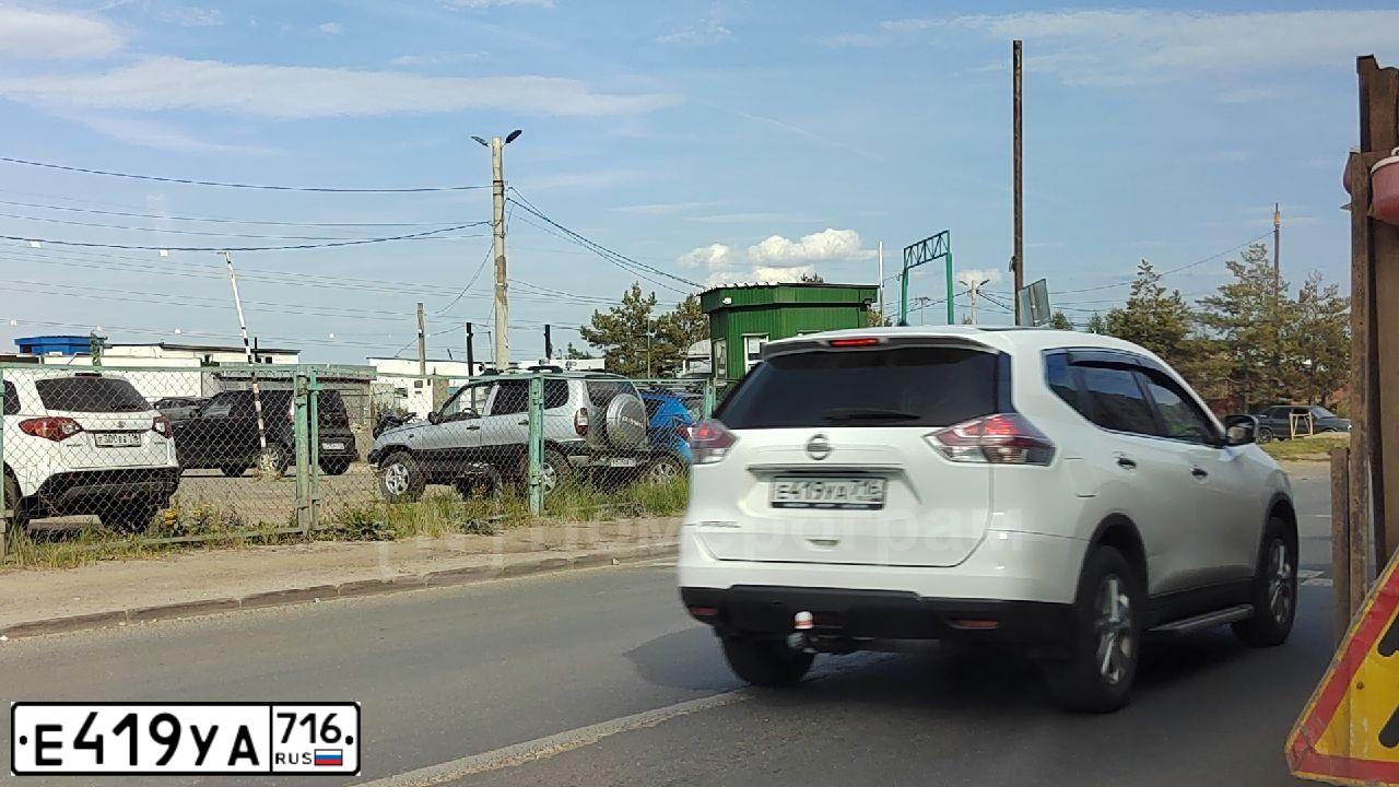 Фото автомобиля NISSAN X-TRAIL, 2015 — госномер Е419УА716. Цвет: Белый