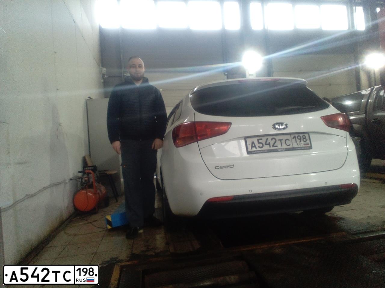 Фото автомобиля KIA CEE'D, 2018 — госномер С768МА198. Цвет: БЕЛЫЙ