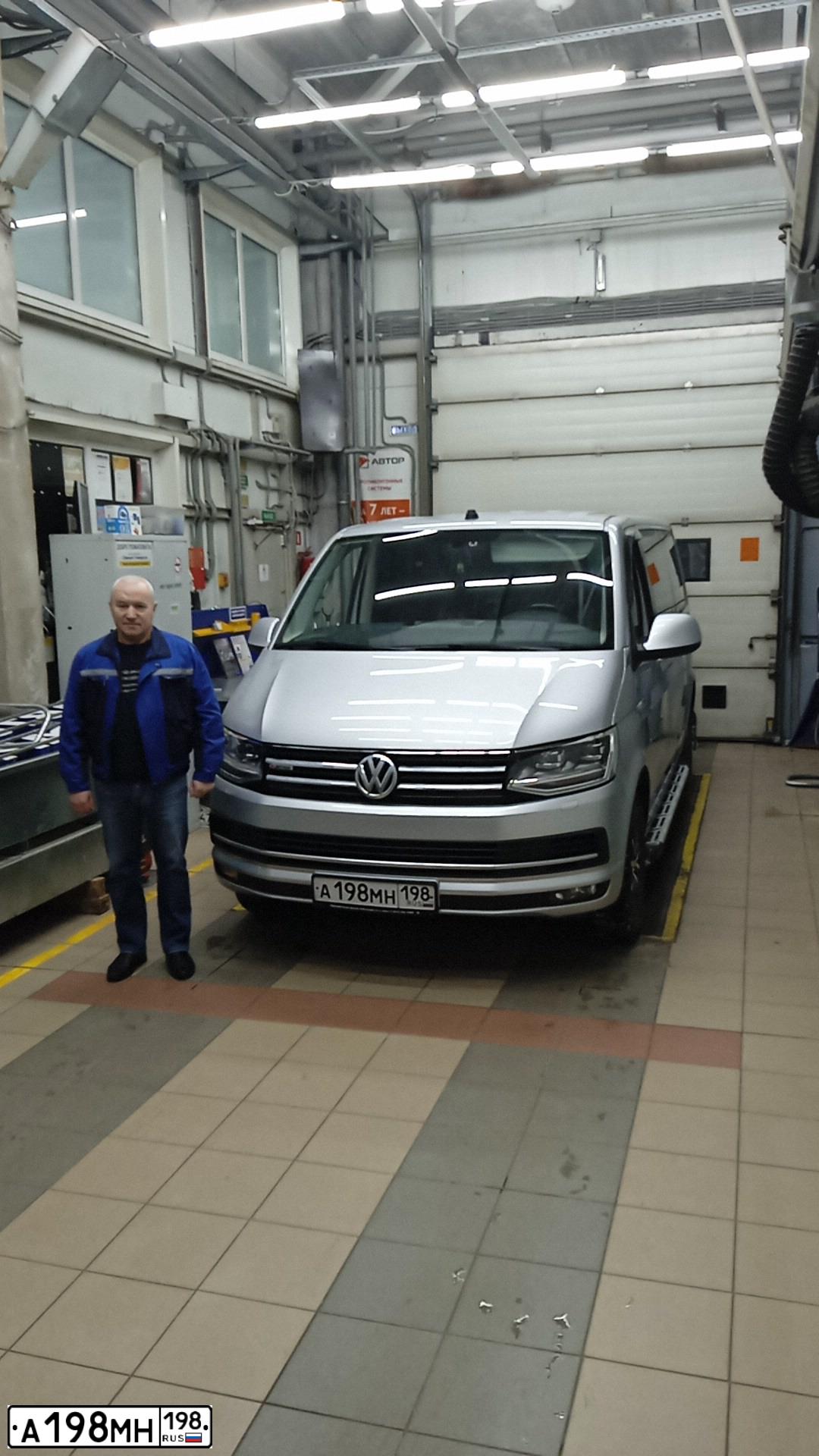 Фото автомобиля VOLKSWAGEN MULTIVAN, 2018 — госномер А198МН198. Цвет: СЕРЕБРИСТЫЙ