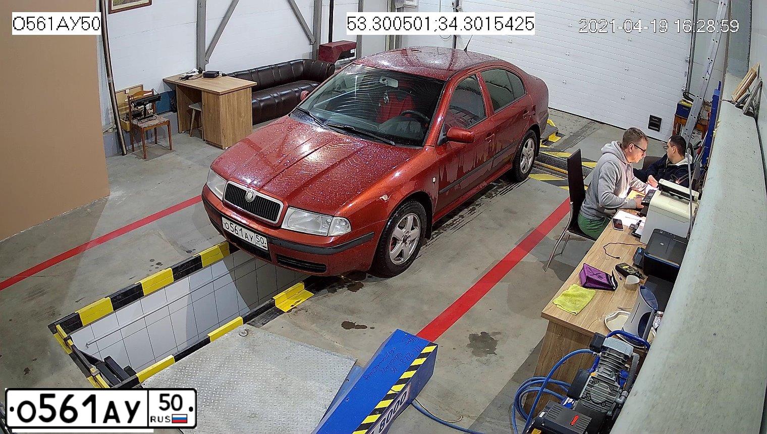 Фото автомобиля SKODA OCTAVIA, 2001 — госномер Н915ХТ32. Цвет: Красный