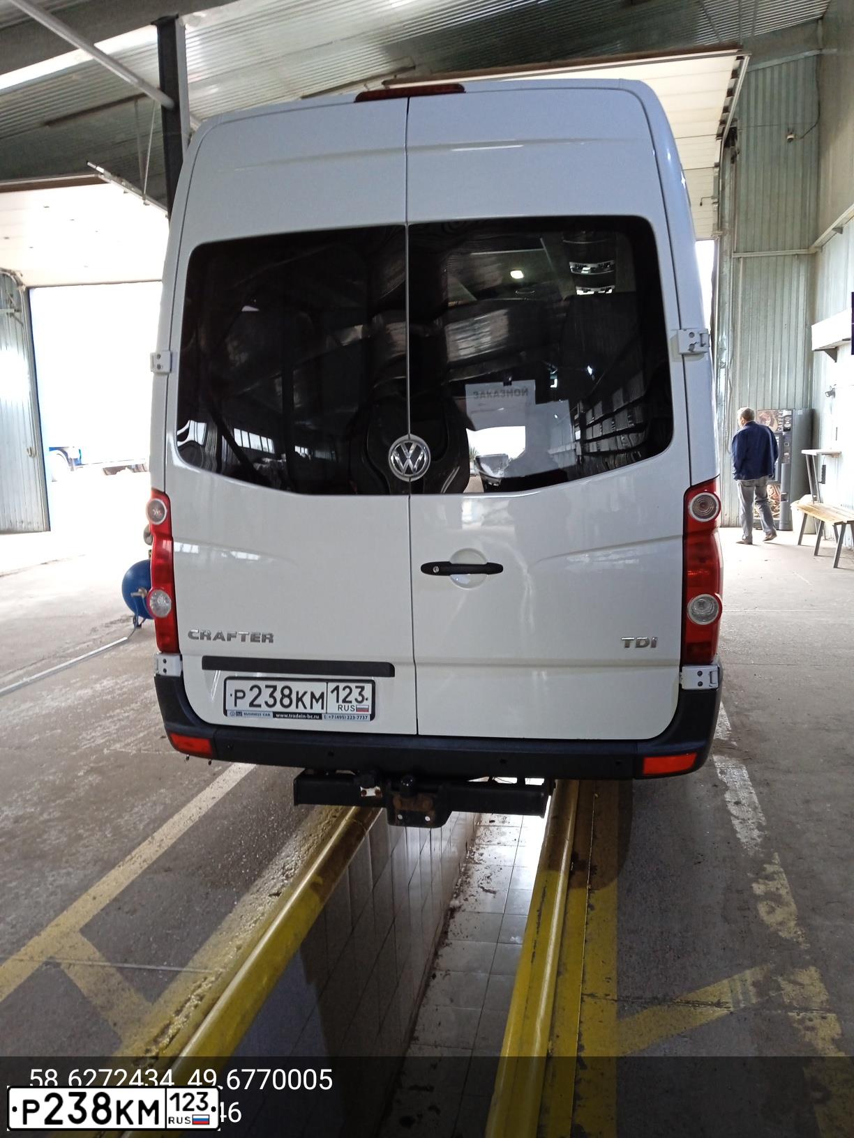 Фото автомобиля VOLKSWAGEN CRAFTER, 2012 — госномер Р238КМ123. Цвет: Белый