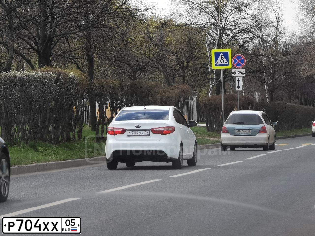 Фото автомобиля KIA RIO, 2014 — госномер Р704ХХ05. Цвет: Белый