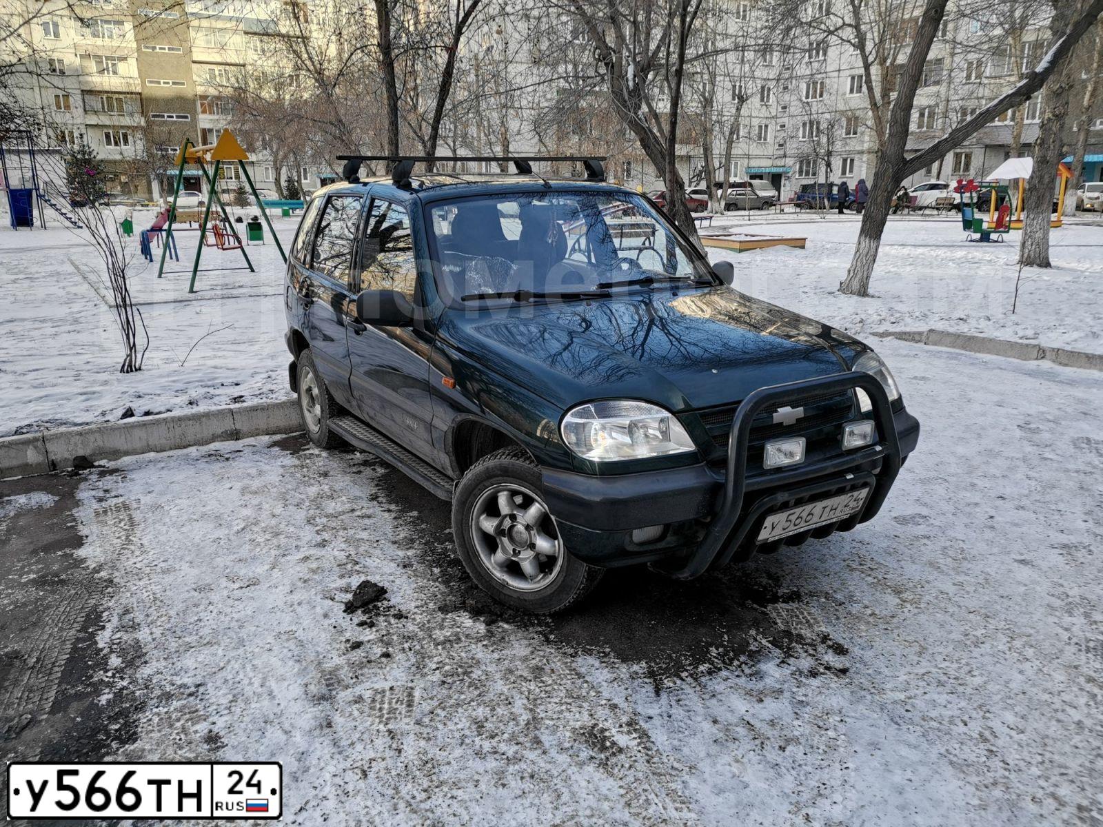 Фото автомобиля CHEVROLET NIVA, 2003 — госномер У566ТН24. Цвет: ЗЕЛЕНЫЙ