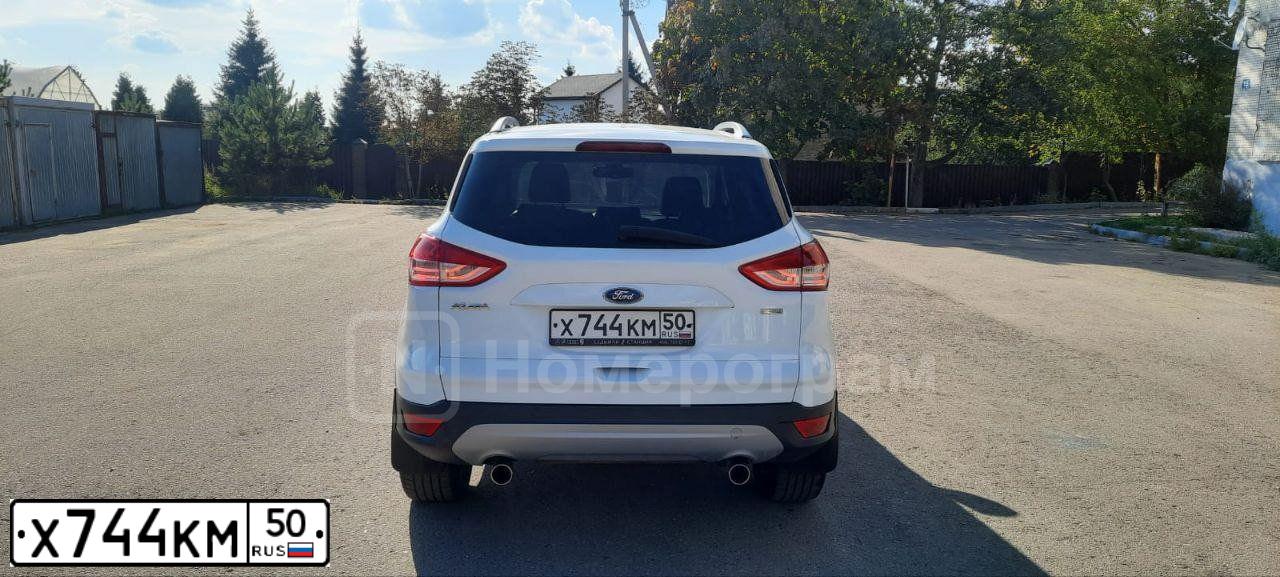 Фото автомобиля FORD KUGA, 2013 — госномер Х744КМ50. Цвет: Белый