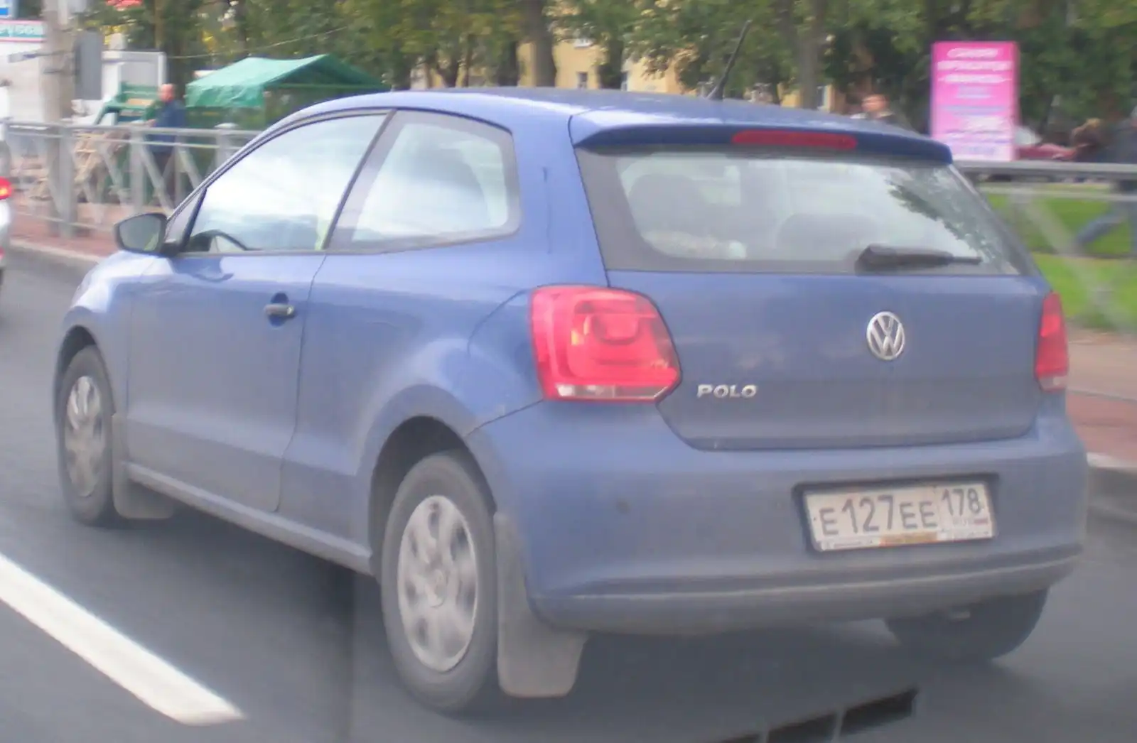 Фото автомобиля VOLKSWAGEN POLO, 2010 — госномер В627ХР76. Цвет: СИНИЙ