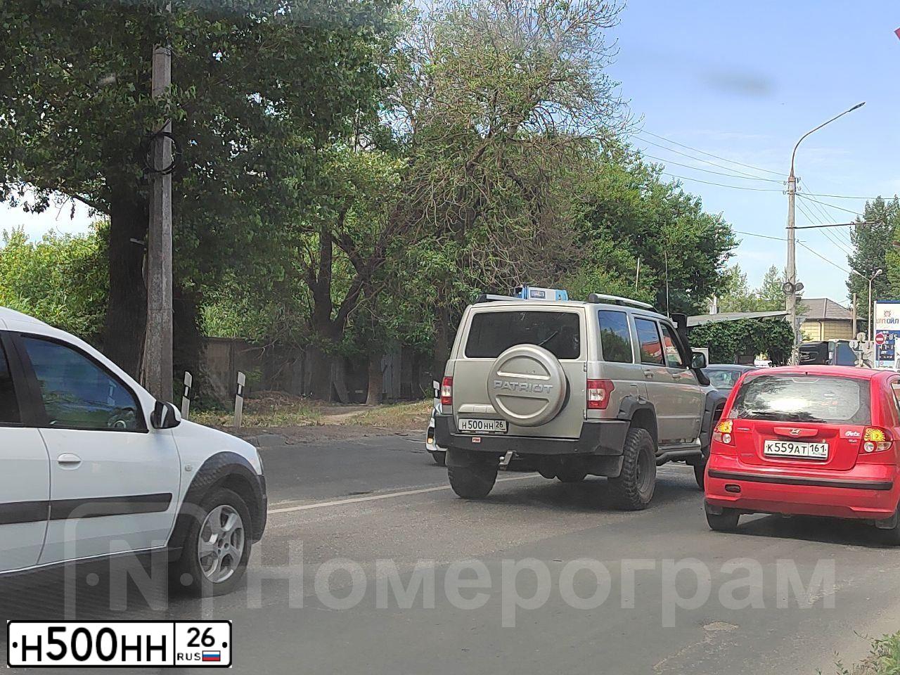 Фото автомобиля CHEVROLET NIVA, 2013 — госномер Н500НН26. Цвет: СЕРЕБ ЖЕЛТ МЕТАЛЛИК
