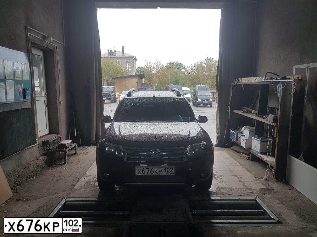 Фото автомобиля RENAULT DUSTER, 2012 — госномер Х676КР102. Цвет: Коричневый