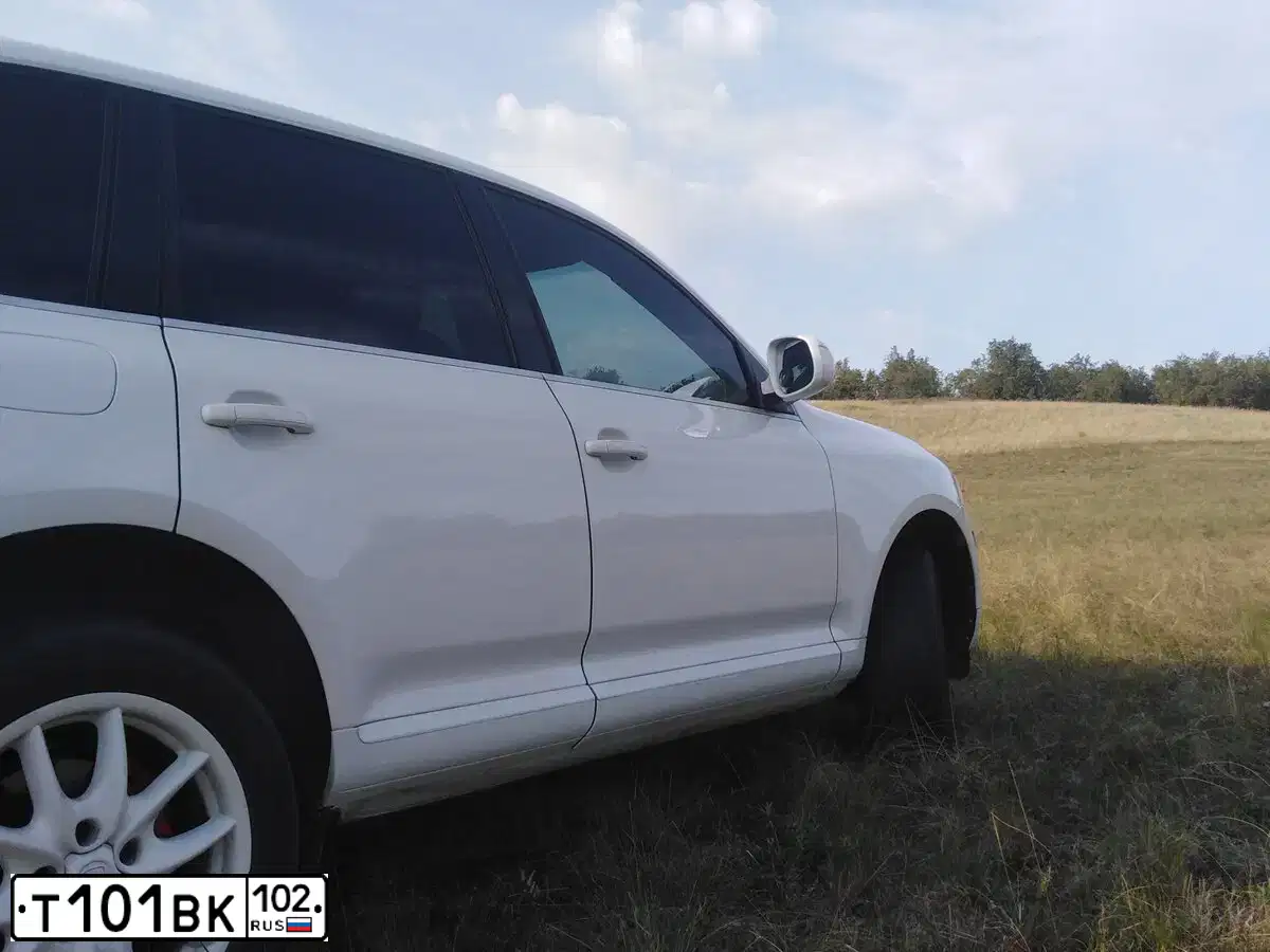 Фото автомобиля PORSCHE CAYENNE, 2004 — госномер Н819МС716. Цвет: Белый