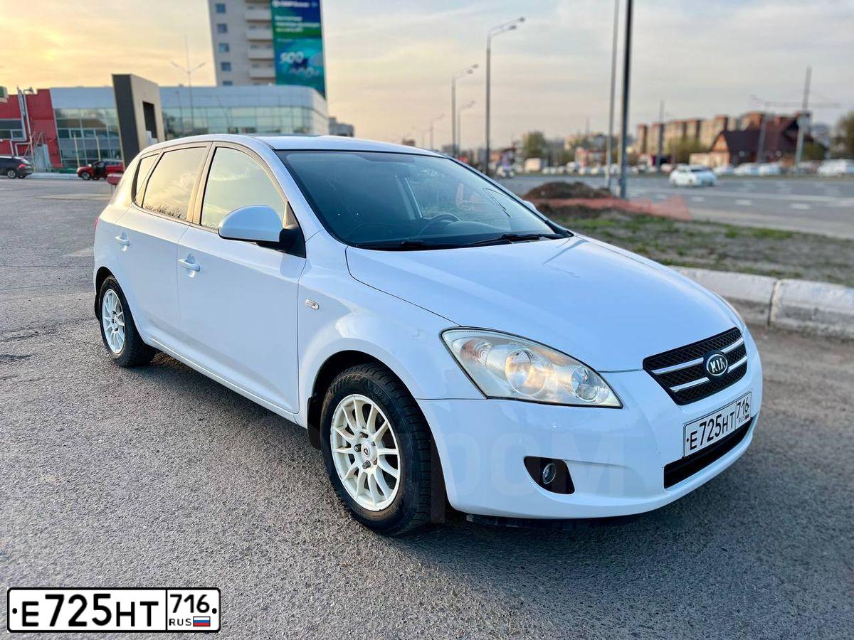 Фото автомобиля KIA CEE'D, 2009 — госномер Е725НТ716. Цвет: Белый