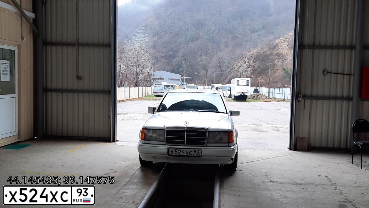 Фото автомобиля MERCEDES E-KLASSE, 1987 — госномер Х524ХС93. Цвет: БЕЛЫЙ