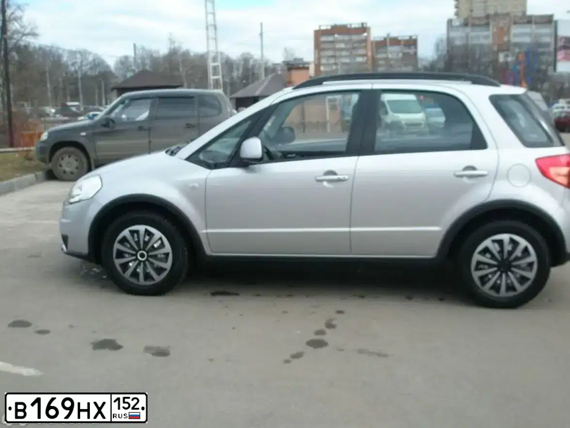 Фото автомобиля SUZUKI SX 4, 2010 — госномер В169НХ152. Цвет: СЕРЕБРИСТЫЙ