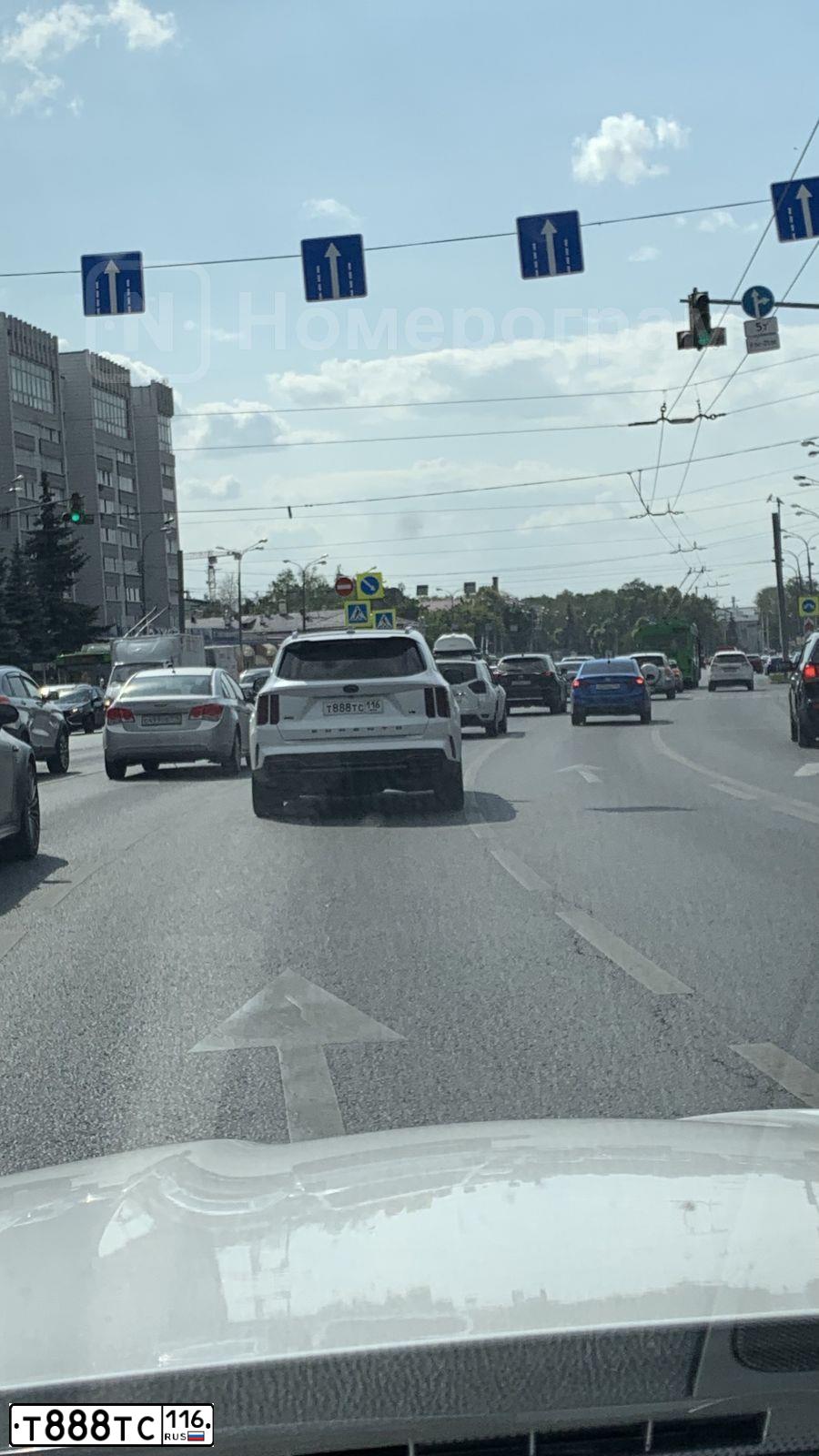 Фото автомобиля TOYOTA CAMRY, 2018 — госномер В712УС186. Цвет: БЕЛЫЙ ПЕРЛАМУТР