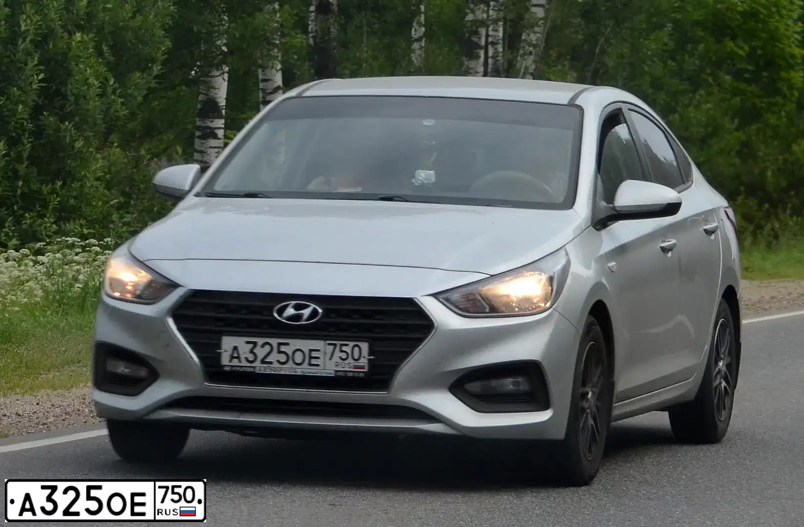 Фото автомобиля HYUNDAI SOLARIS, 2017 — госномер А325ОЕ750. Цвет: Серебристый