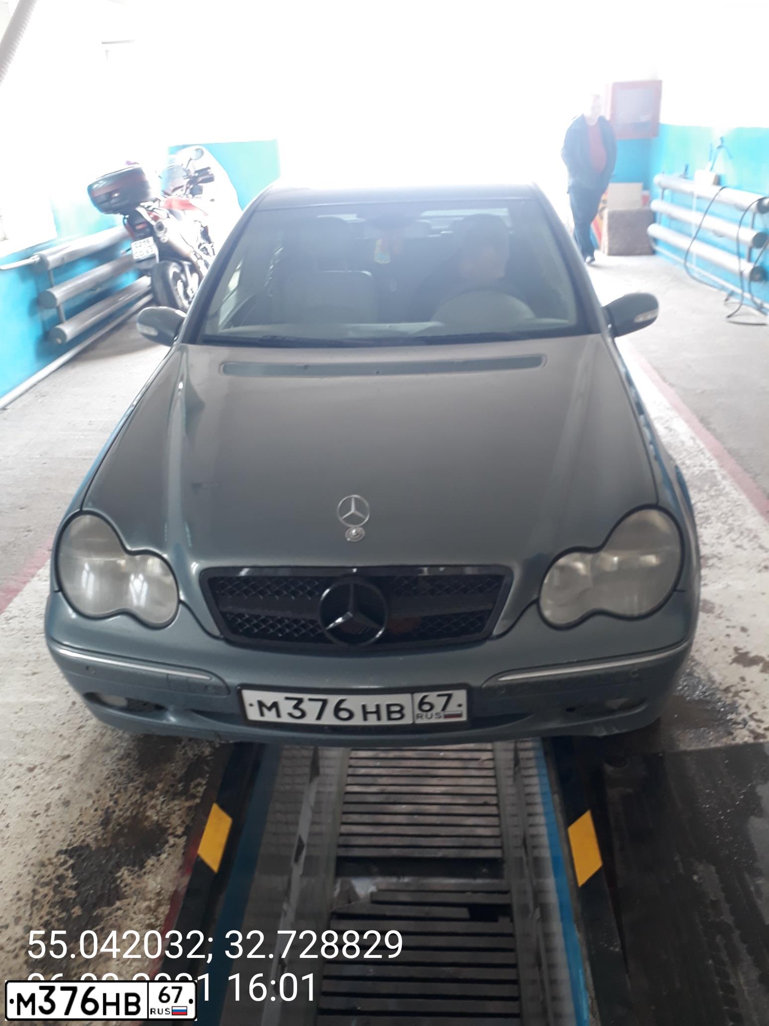Фото автомобиля MERCEDES C-KLASSE, 2003 — госномер М376НВ67. Цвет: Серый