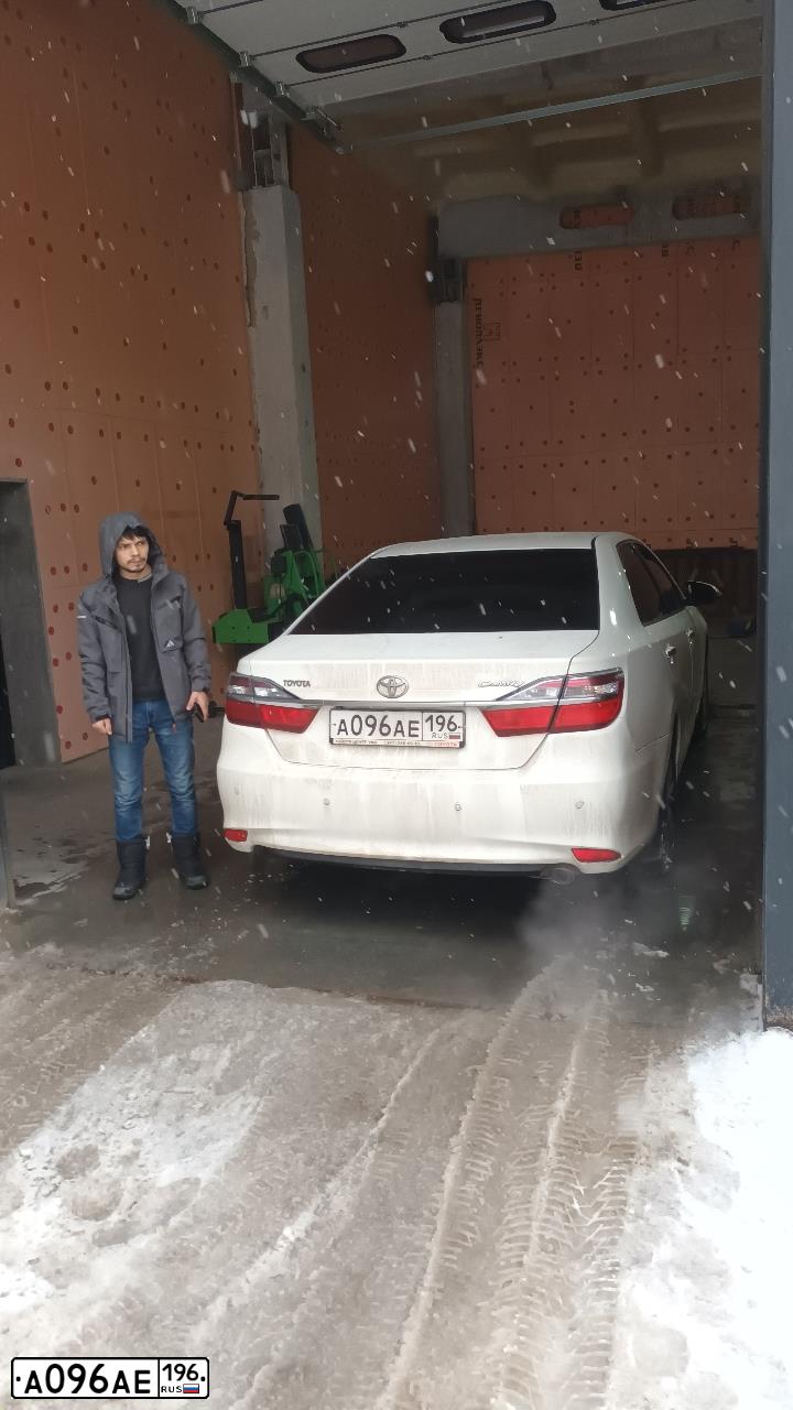 Фото автомобиля TOYOTA CAMRY, 2016 — госномер А096АЕ196. Цвет: БЕЛЫЙ ПЕРЛАМУТР