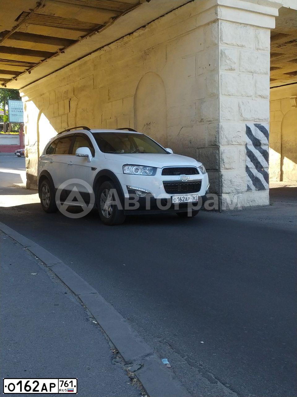 Фото автомобиля CHEVROLET CAPTIVA, 2012 — госномер О162АР761. Цвет: Белый