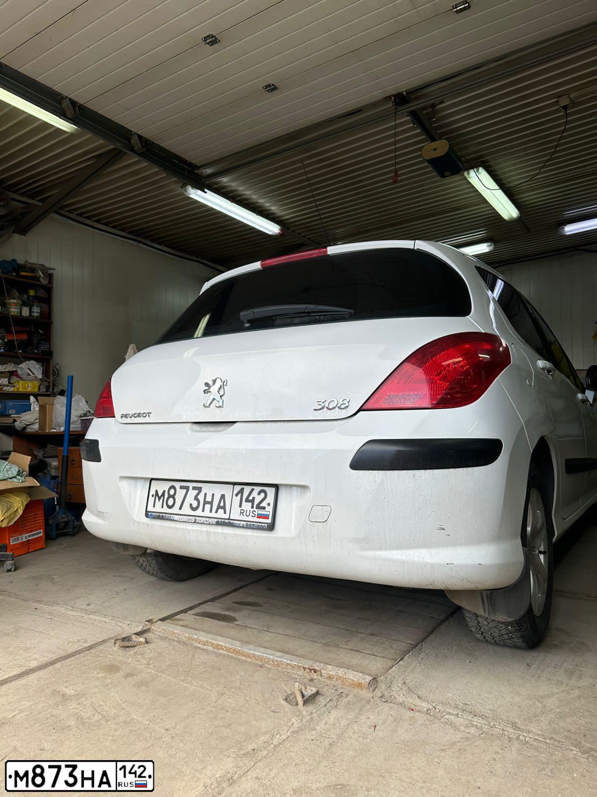 Фото автомобиля PEUGEOT 308, 2009 — госномер Р094СМ154. Цвет: Белый