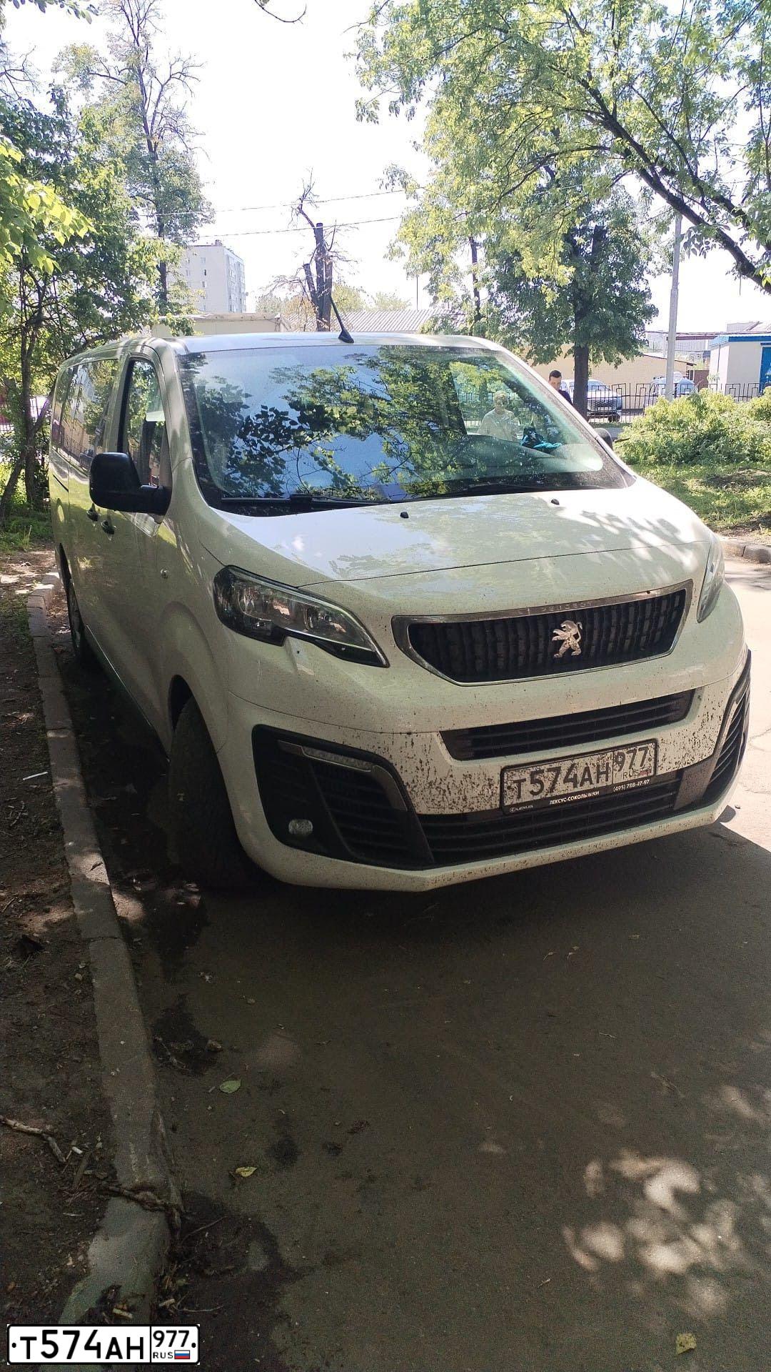 Фото автомобиля PEUGEOT TRAVELLER, 2020 — госномер Т574АН977. Цвет: Белый
