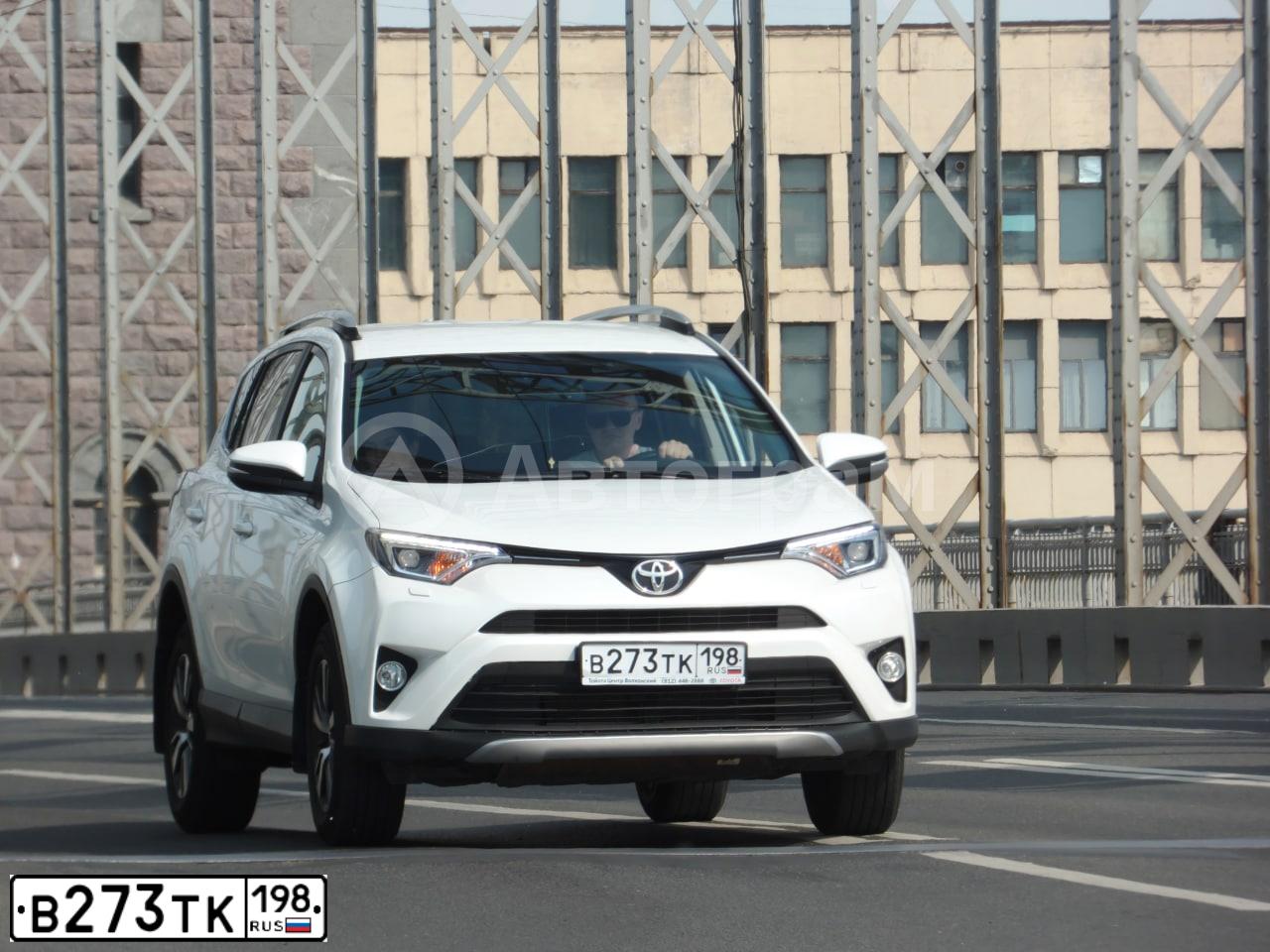 Фото автомобиля TOYOTA RAV4, 2019 — госномер В273ТК198. Цвет: БЕЛЫЙ ПЕРЛАМУТР