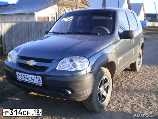 Фото автомобиля CHEVROLET NIVA, 2010 — госномер А143ОР18. Цвет: темный серо-зеленый металлик