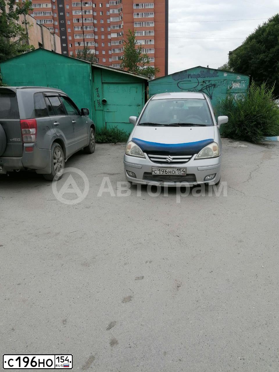 Фото автомобиля SUZUKI LIANA, 2005 — госномер С196НО154. Цвет: Серебристый