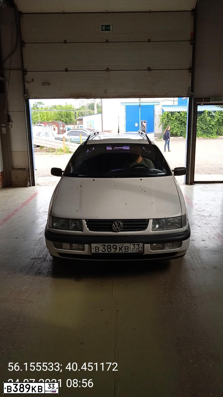 Фото автомобиля VOLKSWAGEN PASSAT, 1996 — госномер В389КВ33. Цвет: БЕЛЫЙ