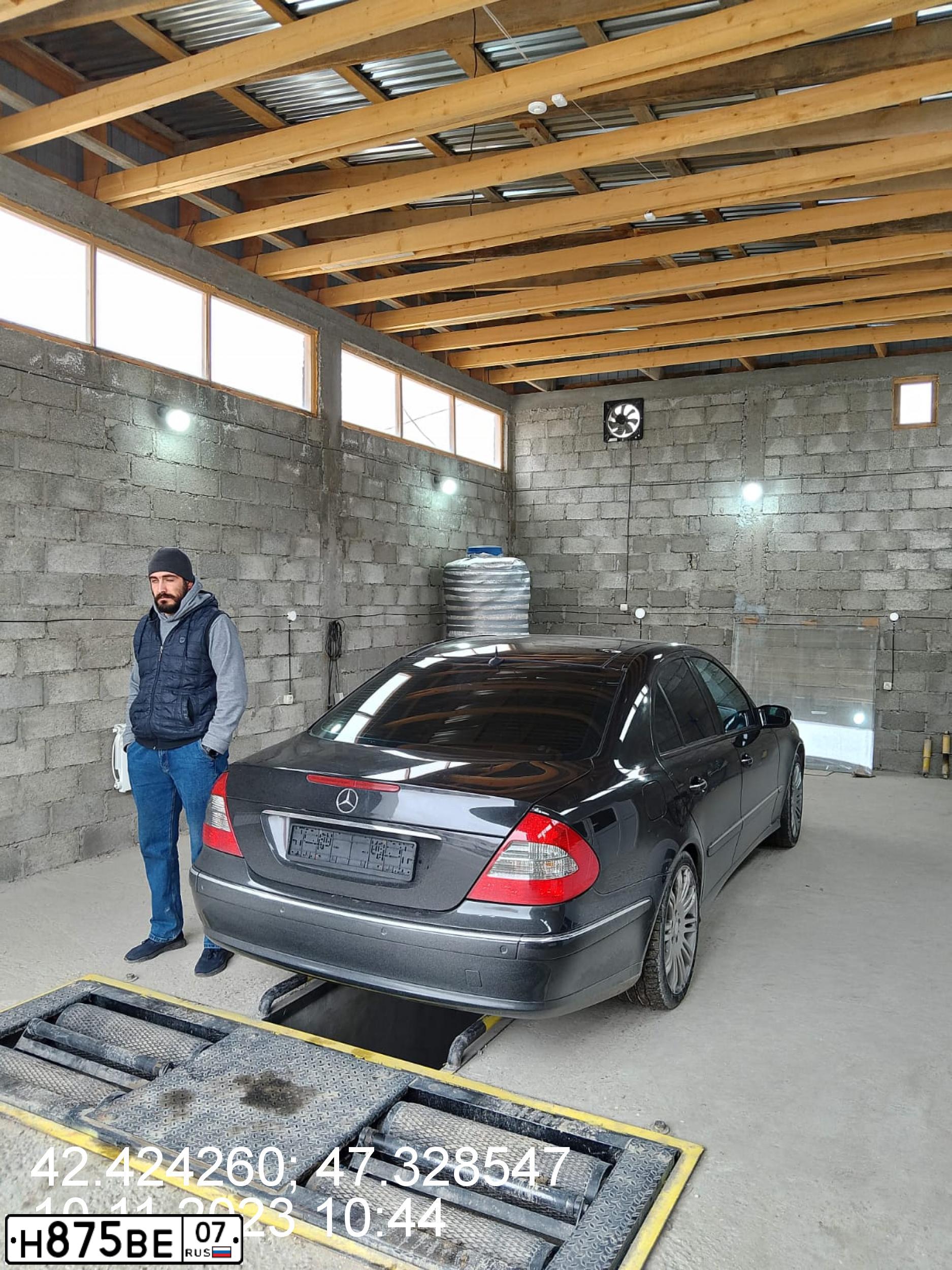 Фото автомобиля MERCEDES E-KLASSE, 2003 — госномер С900ВХ07. Цвет: ЧЕРНЫЙ