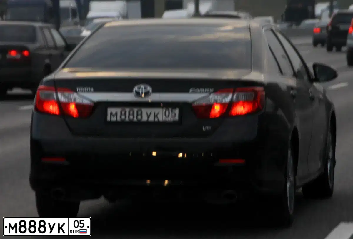 Фото автомобиля TOYOTA CAMRY, 2012 — госномер М888УК05. Цвет: ЧЕРНЫЙ МЕТАЛЛИК